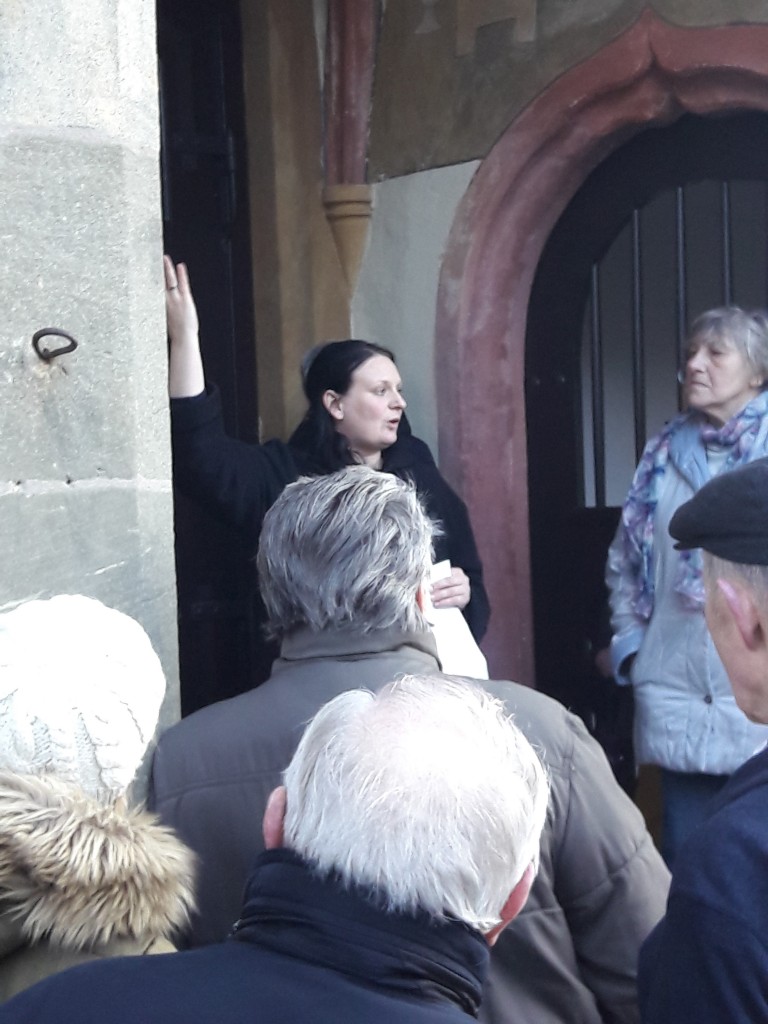Kunsthistorikerin Linda Sadowski erläutert die Kirchenburg